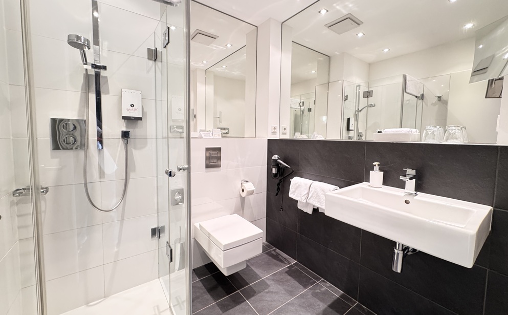 Unsere Bäder in den Standard Zimmern sind komfortable ausgestattet, mit Fußbodenheizung und großzügiger Ablagefläche.